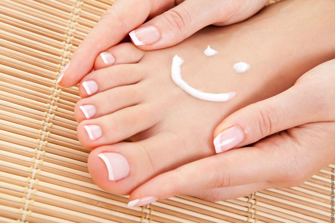 Treating toenail fungus with ointment