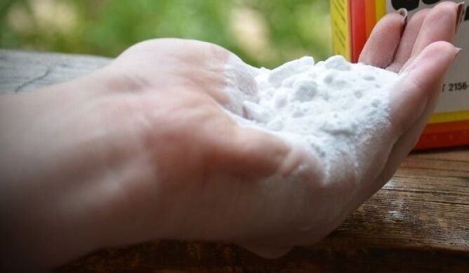 Baking soda for treating athlete's foot